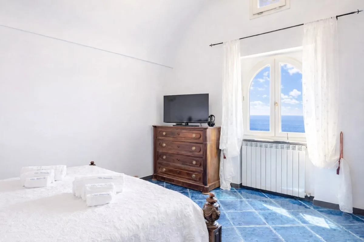 Camera Suite Villa Antonella comò antico vista mare