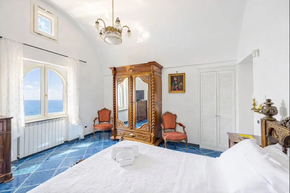 Camera Suite Villa Antonella Praiano finestra arco vista mare maiolica blu Vietri