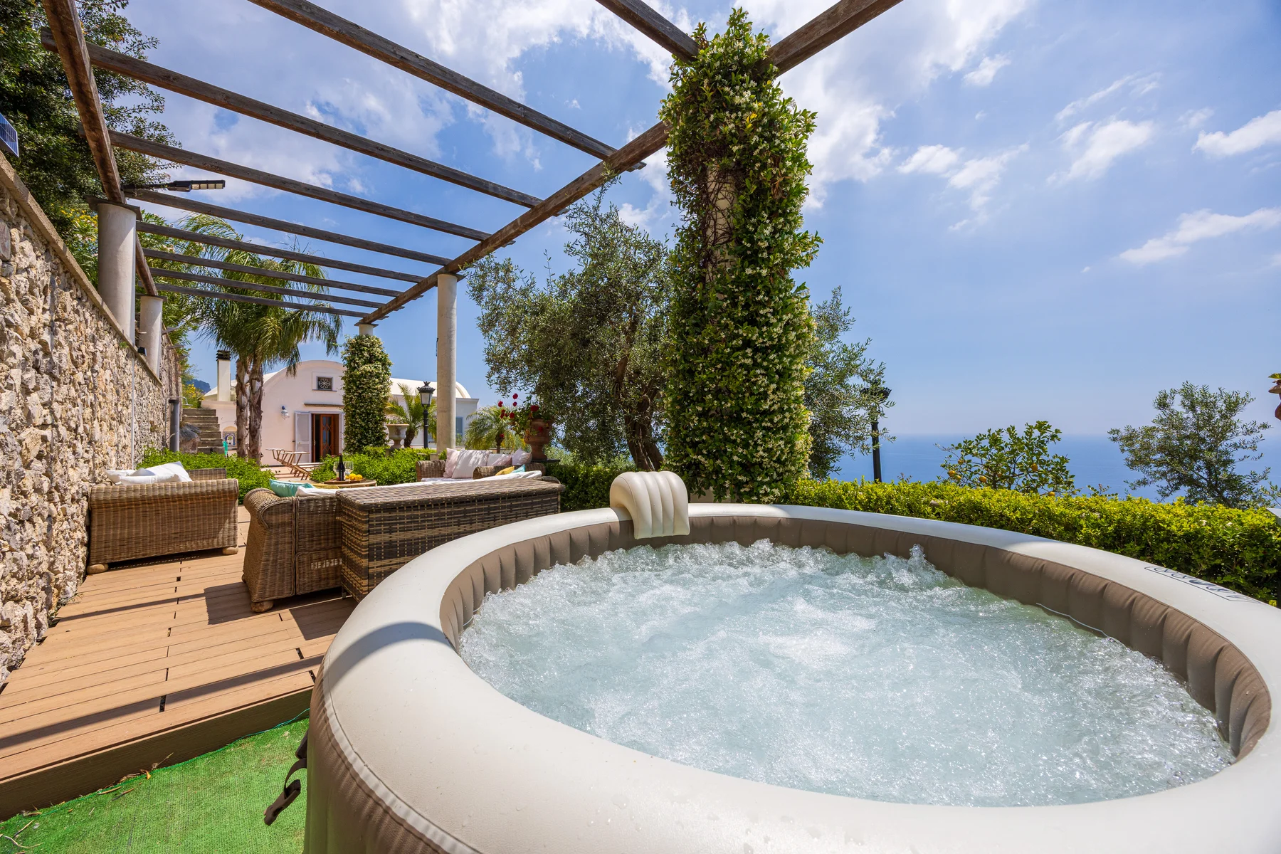 Vasca idromassaggio esterna Villa Antonella Praiano vista Golfo di Salerno